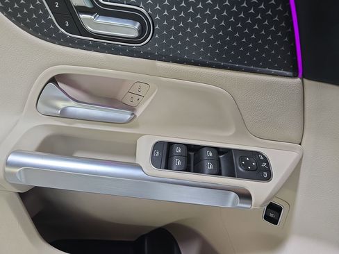 Certified 2025 Mercedes-Benz GLB 250 image 27