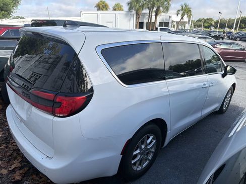 Used 2024 Chrysler Pacifica Touring-L FWD image 4