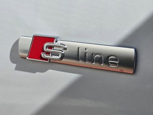 Certified 2025 Audi Q3 2.0T Premium image 27