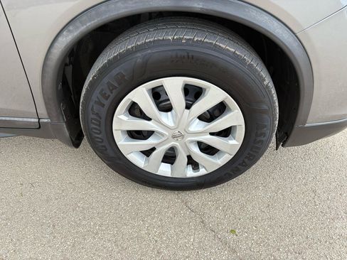 Used 2018 Nissan Rogue S image 16