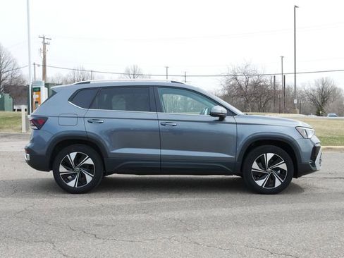 Used 2025 Volkswagen Taos SE AWD/4WD image 8