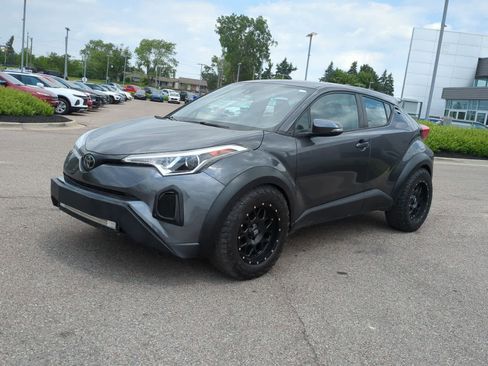 Used 2019 Toyota C-HR LE FWD image 4