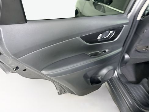 Used 2020 Nissan Rogue SV image 25