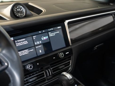 Certified 2024 Porsche Macan AWD/4WD image 21