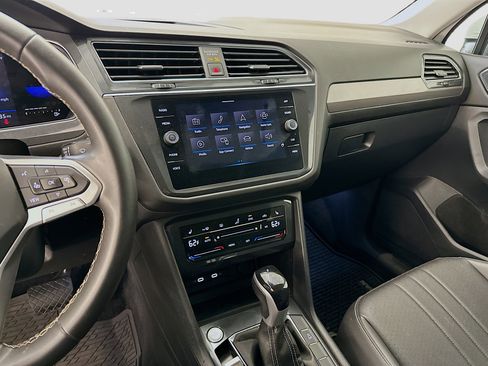 Used 2023 Volkswagen Tiguan SE w/ Panoramic Sunroof Package image 26