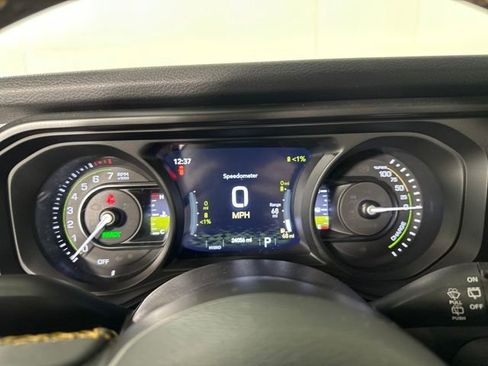 Used 2024 Jeep Wrangler Unlimited image 17