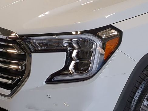 Used 2024 GMC Terrain SLT w/ Infotainment Package II FWD image 11