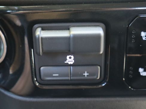Used 2025 Chevrolet Silverado 1500 LT AWD/4WD image 32