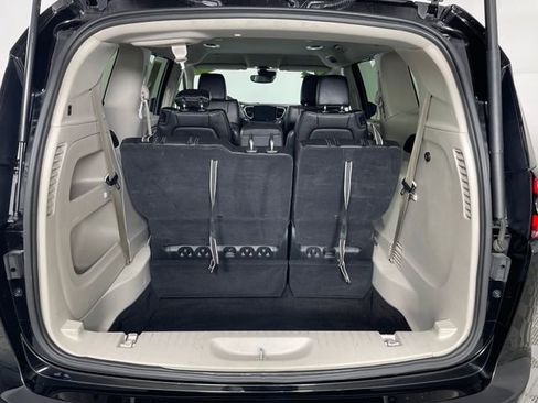 Used 2024 Chrysler Pacifica Touring-L image 18