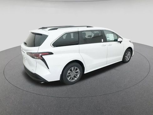 New 2026 Toyota Sienna XLE image 9