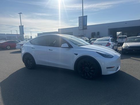 Used 2022 Tesla Model Y Performance image 2