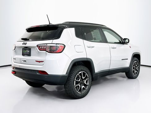 Used 2025 Jeep Compass Trailhawk AWD/4WD image 9