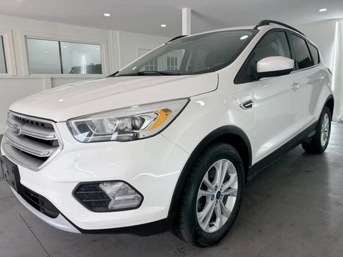 Used 2017 Ford Escape SE w/ Equipment Group 201A image 1