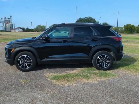 Used 2024 Chevrolet TrailBlazer LT w/ Driver Confidence Package image 5