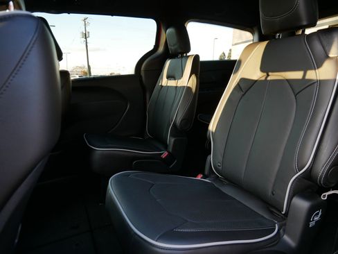 New 2026 Chrysler Pacifica Limited image 10