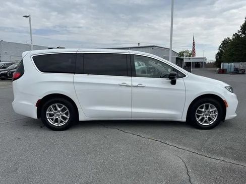 Used 2024 Chrysler Pacifica Touring-L FWD image 3