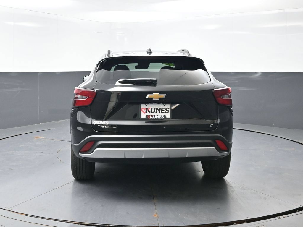 Used 2025 Chevrolet Trax LT FWD image 12
