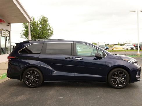 Used 2024 Toyota Sienna XSE w/ XSE Plus Package FWD image 4