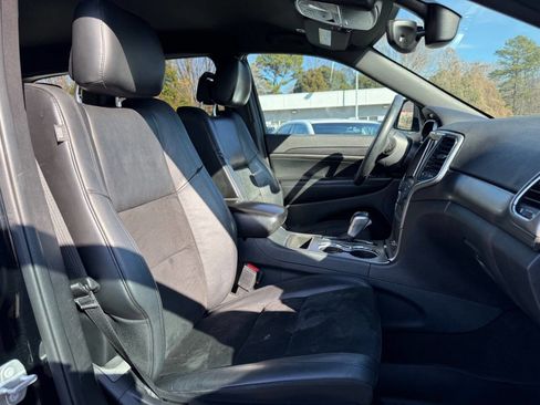 Used 2018 Jeep Grand Cherokee Altitude image 13