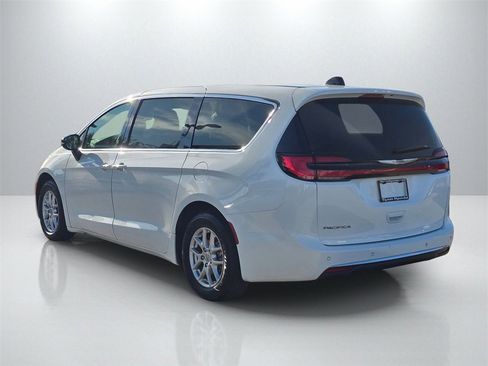 Used 2024 Chrysler Pacifica Touring-L image 7