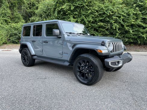 Used 2025 Jeep Wrangler Unlimited Sahara AWD/4WD image 2