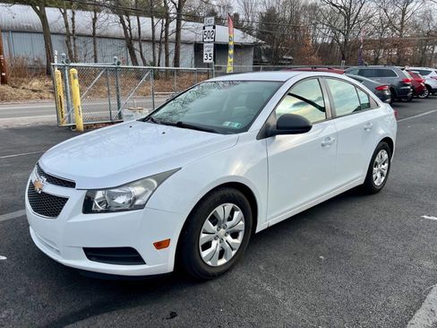 Used 2013 Chevrolet Cruze LS image 2