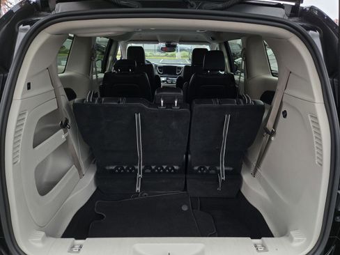 Used 2024 Chrysler Pacifica Touring-L image 23