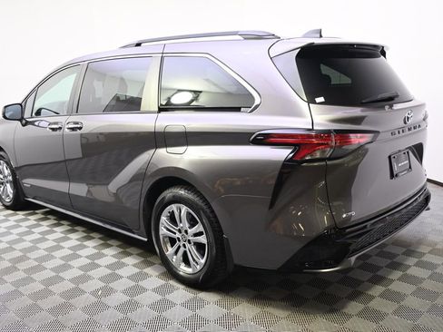 Used 2021 Toyota Sienna XSE w/ XSE Plus Package AWD/4WD image 3