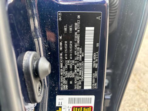 Used 2025 Toyota Highlander LE FWD image 31