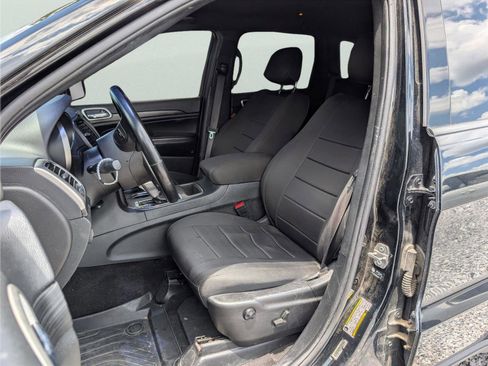 Used 2022 Jeep Grand Cherokee Laredo RWD image 9