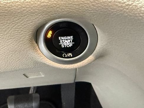 Used 2020 Chrysler Pacifica Limited FWD image 15