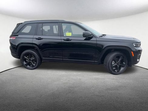Used 2025 Jeep Grand Cherokee Altitude AWD/4WD image 17