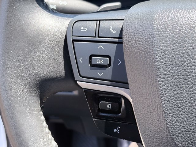 Used 2025 Toyota Camry SE FWD image 13