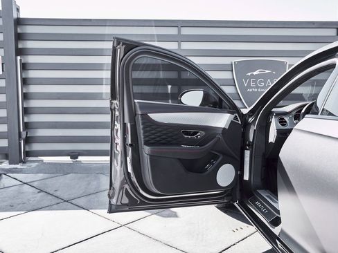 Used 2023 Bentley Flying Spur V8 image 29