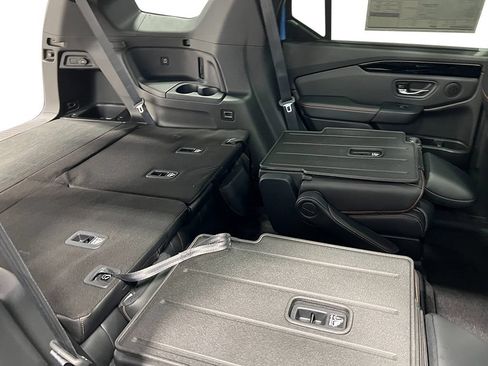 Used 2025 Honda Pilot TrailSport image 38