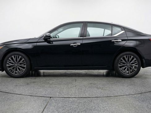 Used 2025 Nissan Altima 2.5 SV FWD image 5