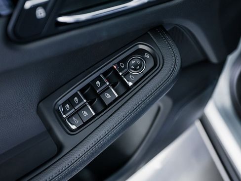 Certified 2025 Porsche Macan AWD/4WD image 22
