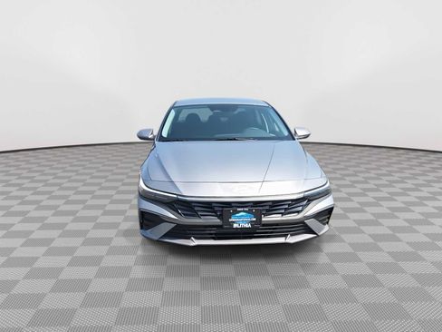 Used 2025 Hyundai Elantra SE FWD image 3