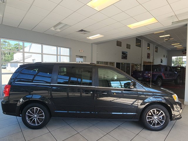 Used 2017 Dodge Grand Caravan SXT FWD image 12