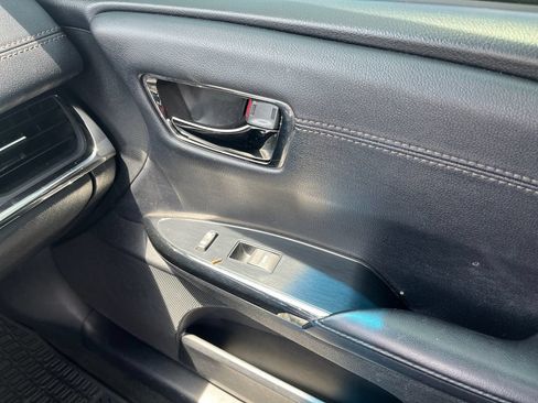 Used 2013 Toyota Avalon Limited w/ Technology Pkg FWD image 19