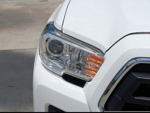 Used 2020 Toyota Tacoma SR5 RWD image 7