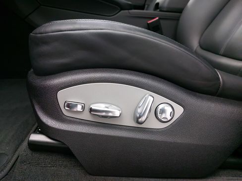 Used 2025 Porsche Macan image 31