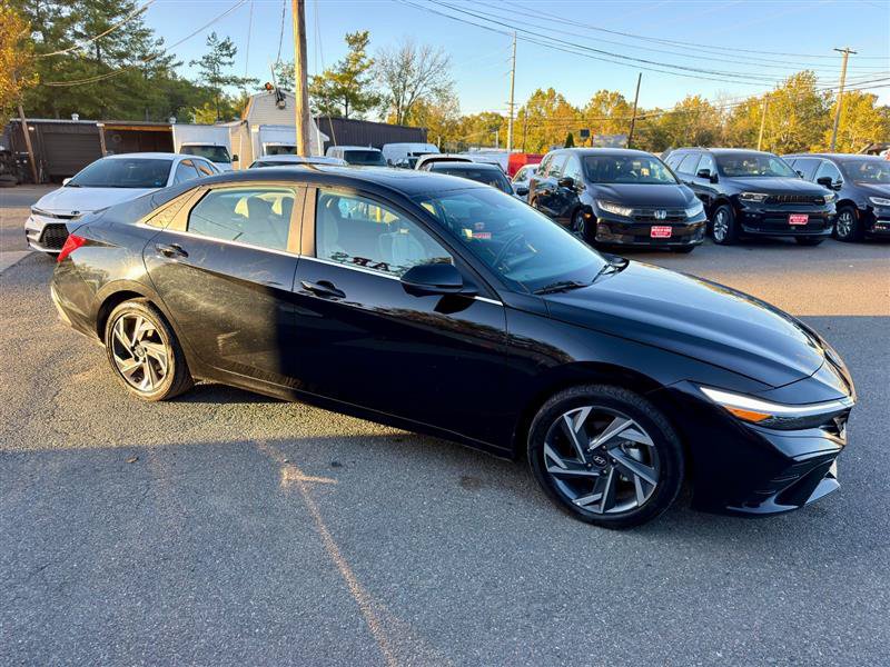 Used 2024 Hyundai Elantra Limited FWD image 5
