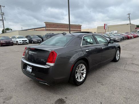 Used 2016 Chrysler 300 C image 6
