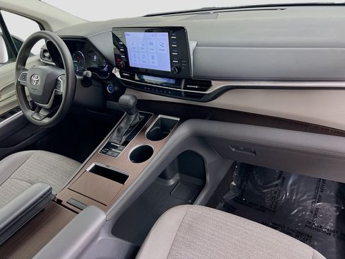 Used 2021 Toyota Sienna LE image 31