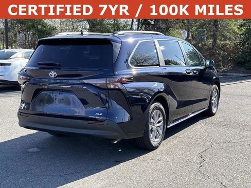 Used 2025 Toyota Sienna XLE image 2