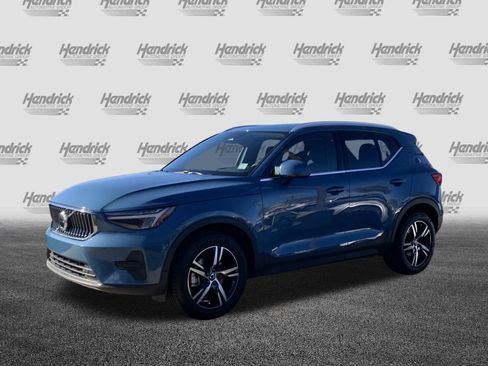 Used 2025 Volvo XC40 B5 Core image 5