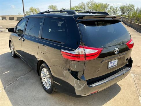 Used 2016 Toyota Sienna XLE w/ XLE Navigation Package image 5