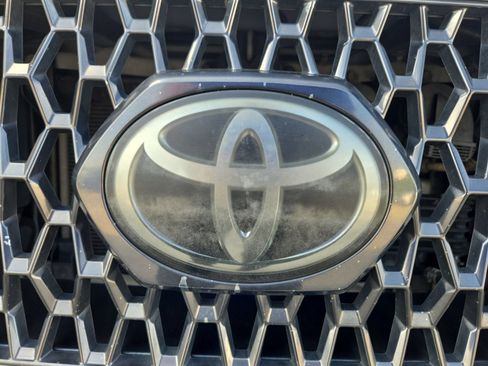 Used 2019 Toyota Tacoma TRD Off-Road w/ Technology Package AWD/4WD image 9