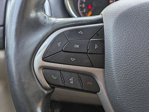 Used 2019 Jeep Grand Cherokee Laredo RWD image 7